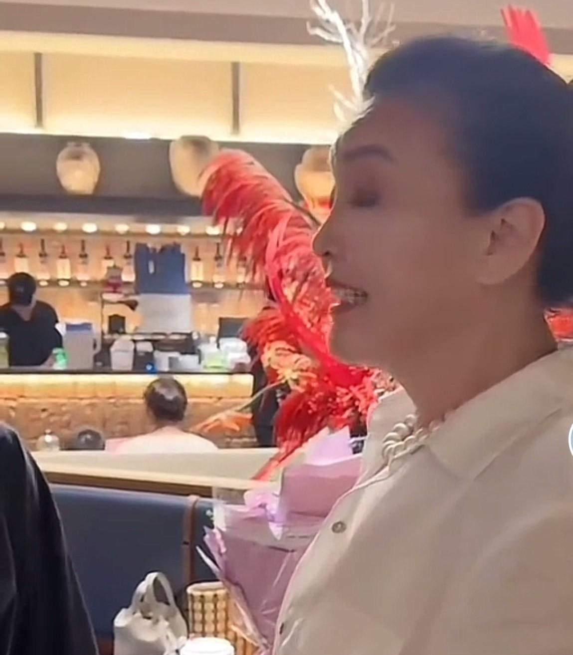 周末了张兰也不打算休息啊带着洋洋来到线下巡店！你们发现了吗？张兰可不是一阵风