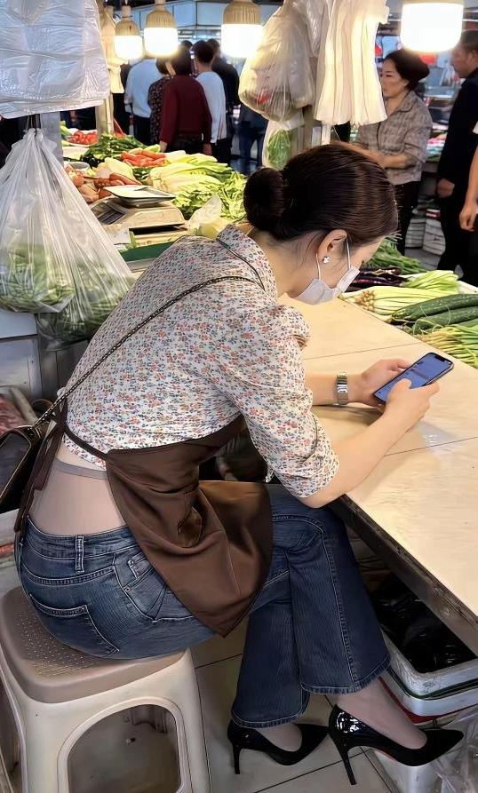她的菜摊，菜早早就被卖完了。