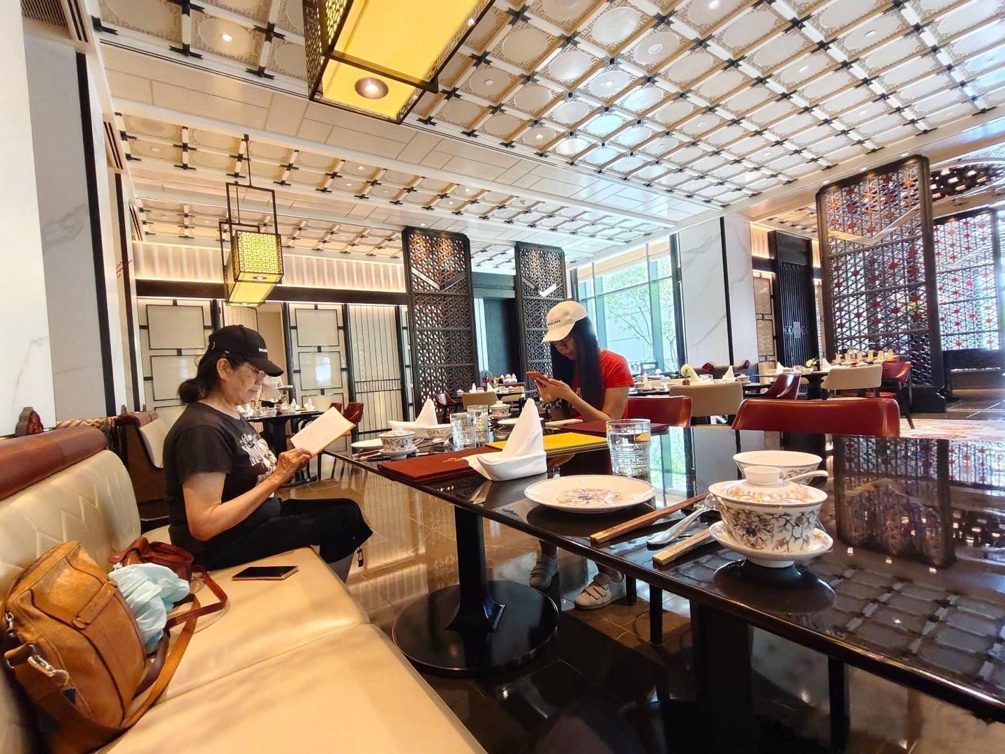 今天母亲节，女儿带我们到诺金酒店吃午餐。【禾家】中餐厅主打潮汕风味，沒有预制菜，