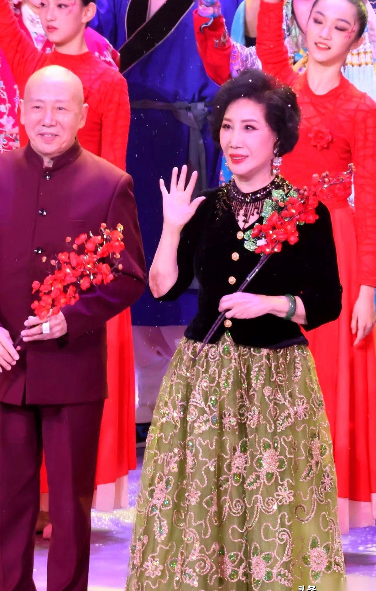 1946年出生的京剧名家薛亚萍，80岁的照片在网上刷到。第一眼看过去，不是脸，