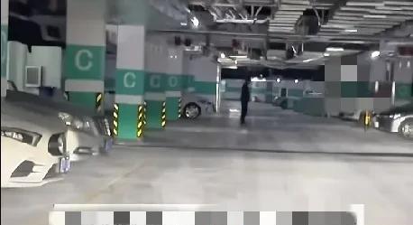 内蒙口一男子坚持6年在地下车库中接妻子，妻子是一名初中班主任，因为有晚自习和看宿