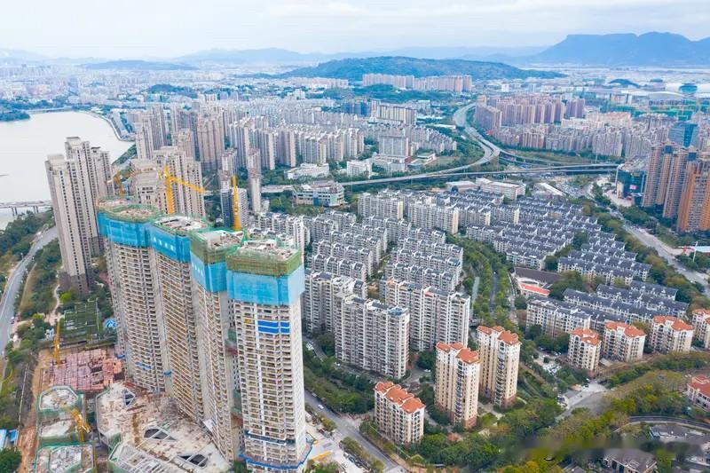 厦门房价果然还是没有止跌。截止到5月22日。厦门楼市的思明区房价从4万降至3