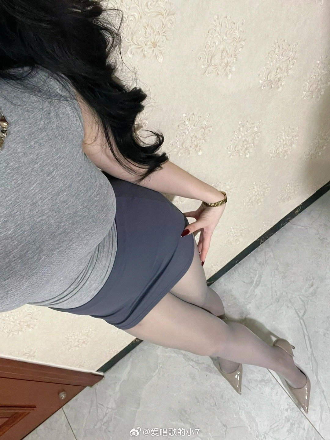 包臀裙配丝袜高跟简直绝了真的建议姐妹们都快尝试一下，秒变御姐