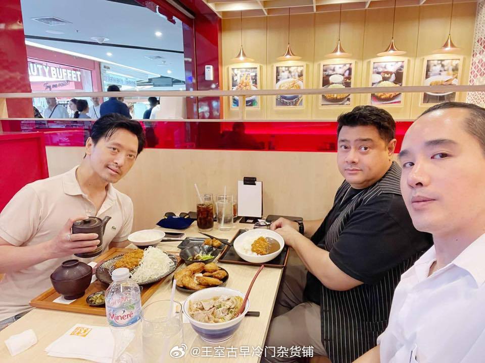 王室王室泰国王室小三和儿子镇宅三哥，第三张照片里那个穿白衣服的男的是他未婚妻的