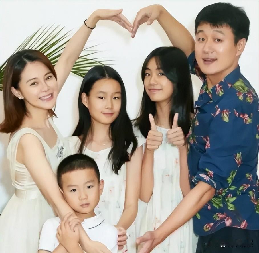 爆红，差点分手，19年后他们咋样了？2026年七夕，有游客在辽宁丹东大孤山拍到