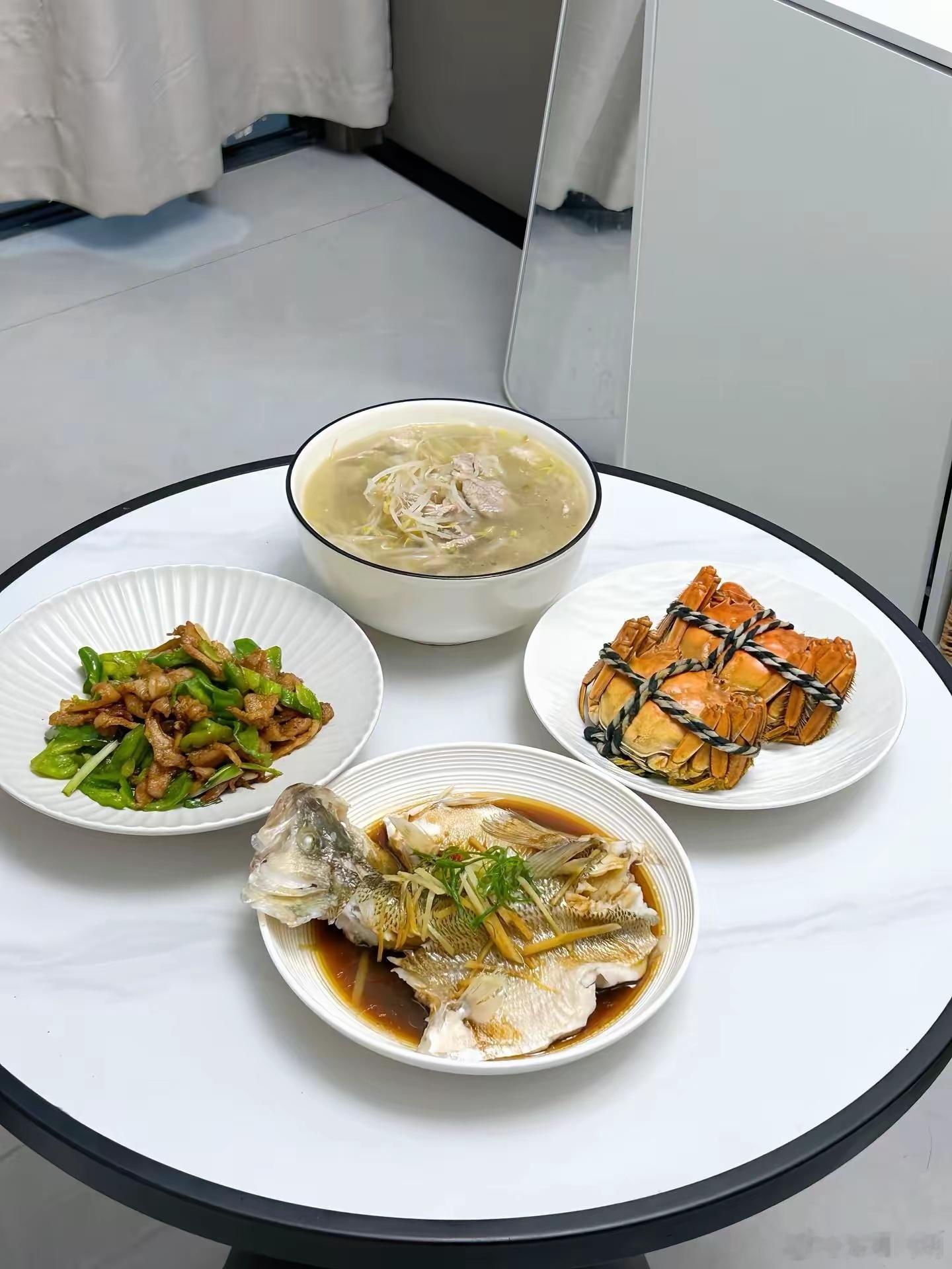 周末，简单的午餐。[玫瑰]​​​