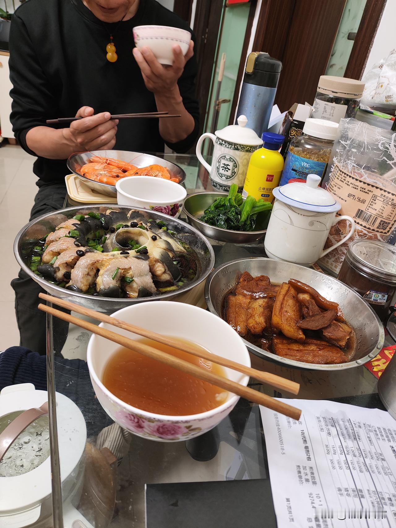 今年过年是过的最咸酸的一个年，以前过年在自己家里过，一家三口过有滋有味，今年