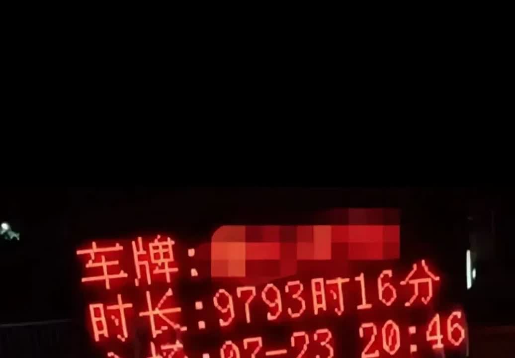 近日，西安市高新区兴隆街道的一个停车场闹出了令人难以置信的事情。一位女子因误操作