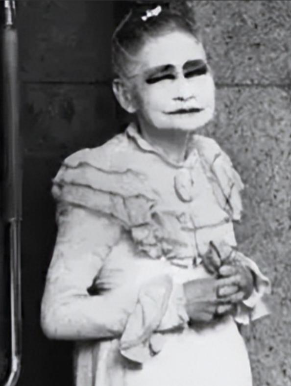 照片中这个打扮妖娆的日本老太，七十多岁高龄却仍在街头拉客，她还有个奇怪规矩：客人