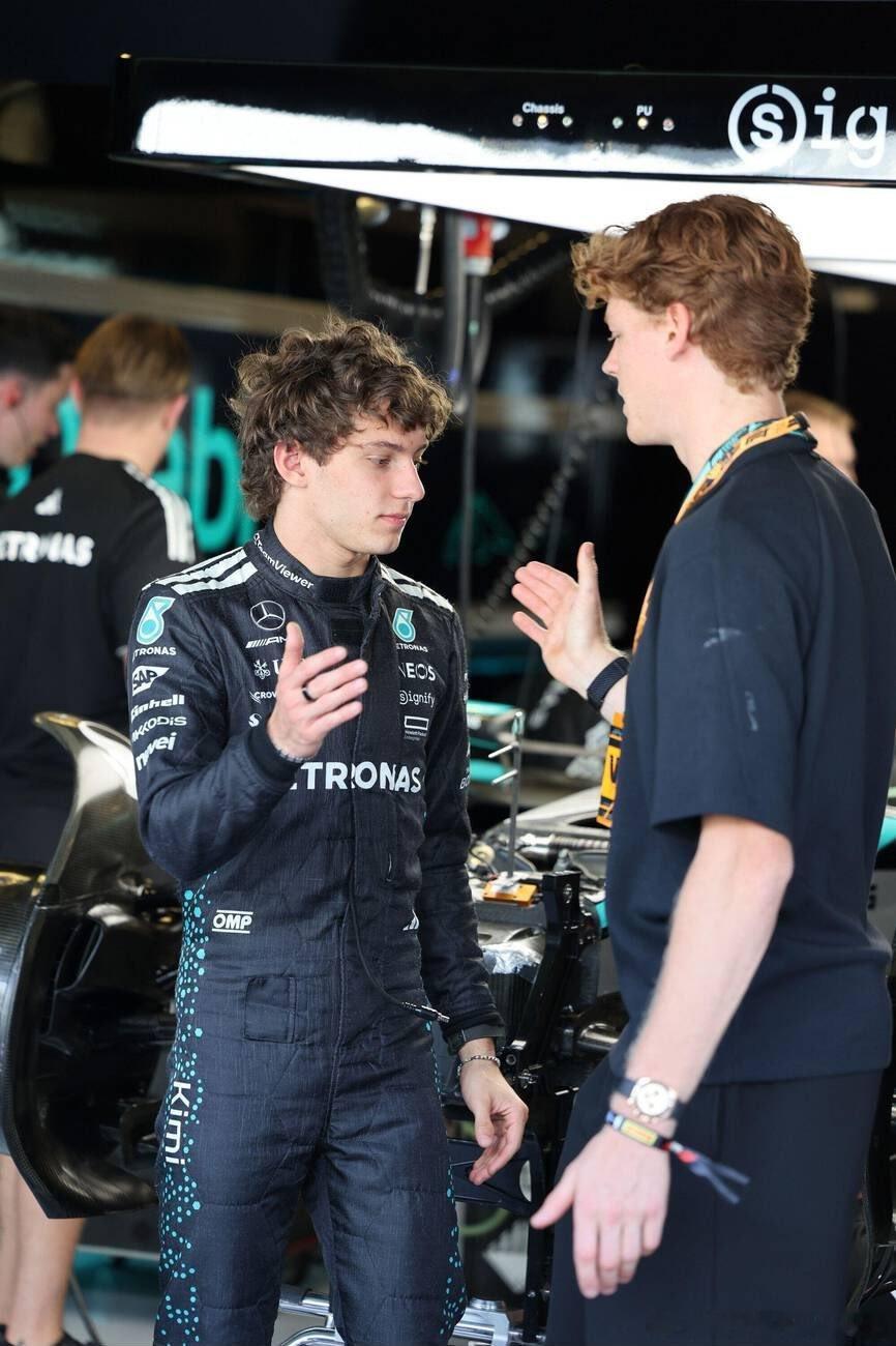 扬尼克·辛纳！昨天F1阿布扎比大奖赛一把子互动合影围场人脉很广，法拉利、梅赛德斯