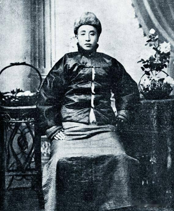 1891年辽宁营口，16岁的张作霖被一群壮汉围着拳脚相加，他蜷缩在地上，鼻青脸肿