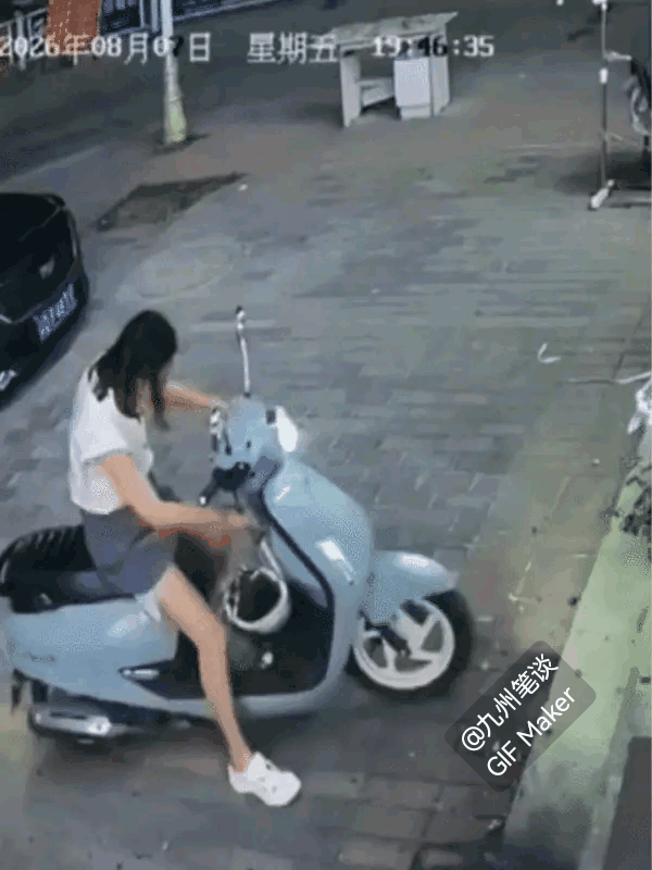 电动车炫特技，女子驾车爬墙显本事！话说，开电动车时，双手手指不是一直都在刹车上