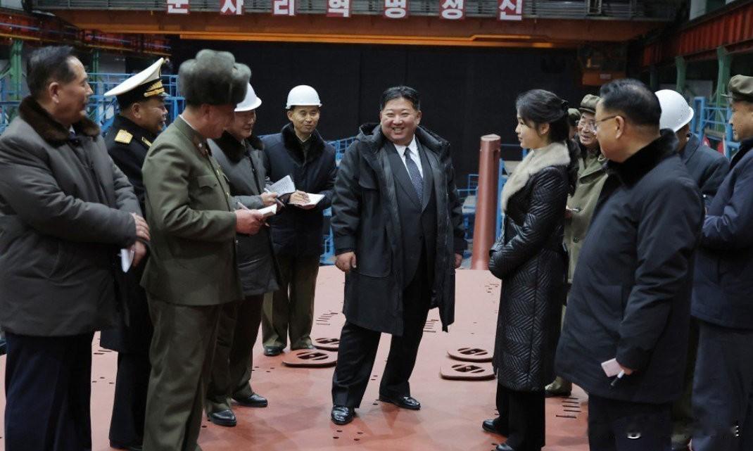 金正恩视察8700吨核潜艇：朝鲜海基核威慑破局与东北亚棋局重塑2025年12月