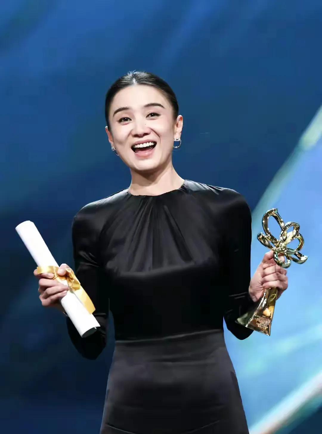 哈尔滨美女宋佳获得白玉兰最佳女演员奖了，她身高173厘米，是哈尔滨人，很美的女演