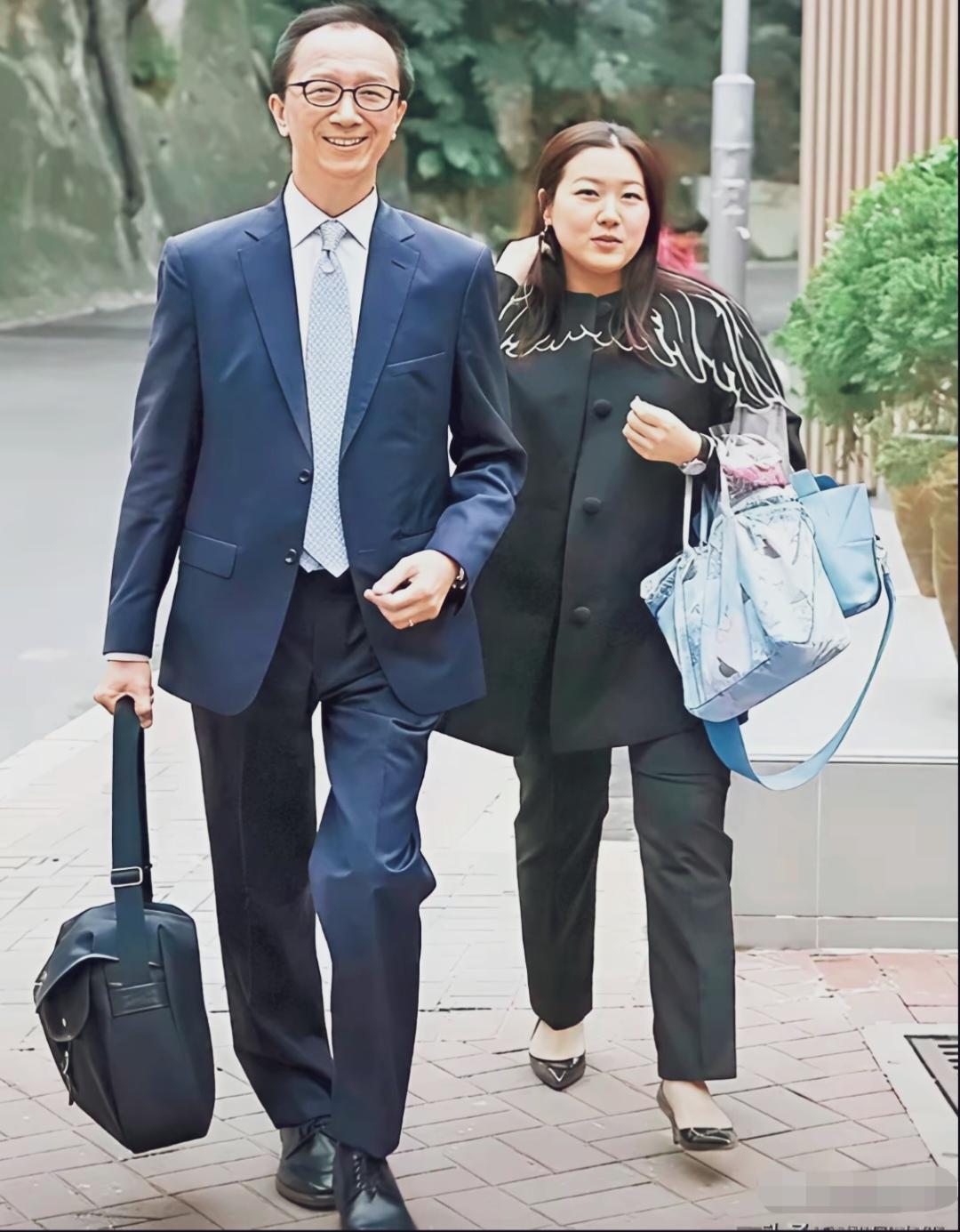 伏明霞与老公梁锦松，老公73岁气质儒雅，身材挺拔，一点不像一个老人家。倒是伏明霞