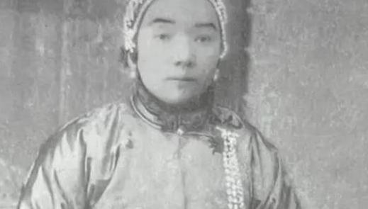 1892年，盛宣怀与妻子庄氏缠绵过后悄悄进了书房，待到大半夜也没出来。深夜时庄氏