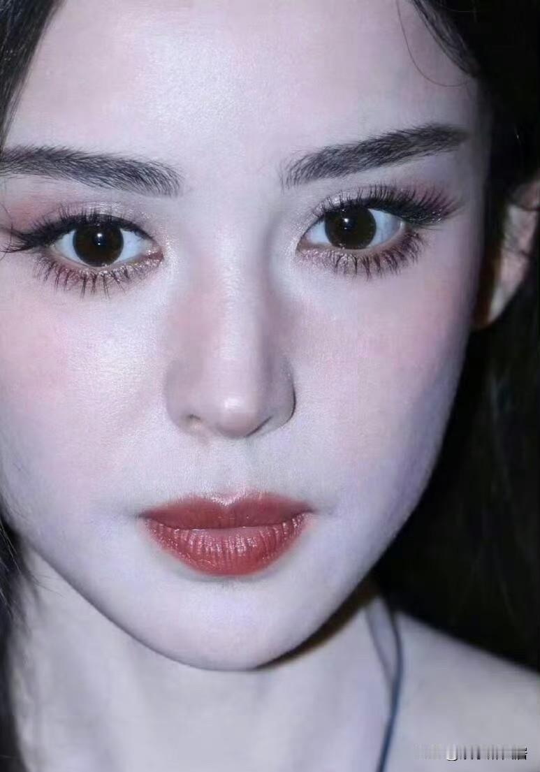 娜扎怼脸拍真的无敌了，明眸皓齿，就是为她量身打造的吧，虽然高清下她的粉底有些厚