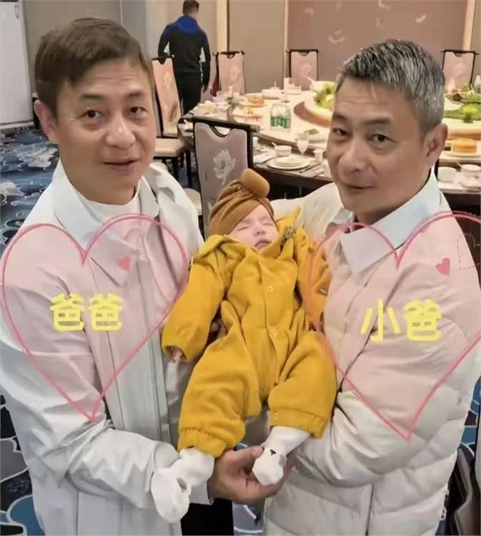 昨晚饭局，一位刚离职的HR总监喝多了说：那些年过五十突然抱上儿子的男老板，家里早