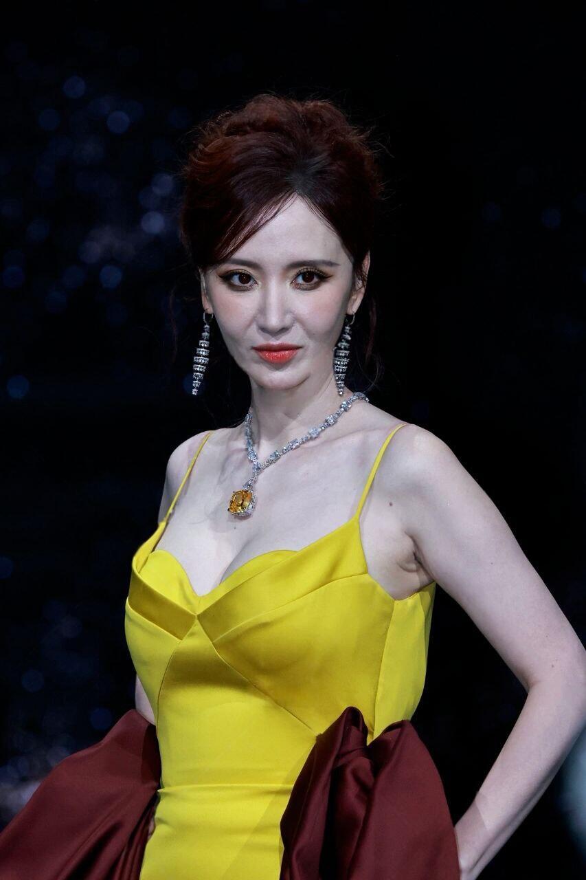 张萌2025微博之夜红毯，低胸吊带裙，饱满娇挺，呼之欲出！