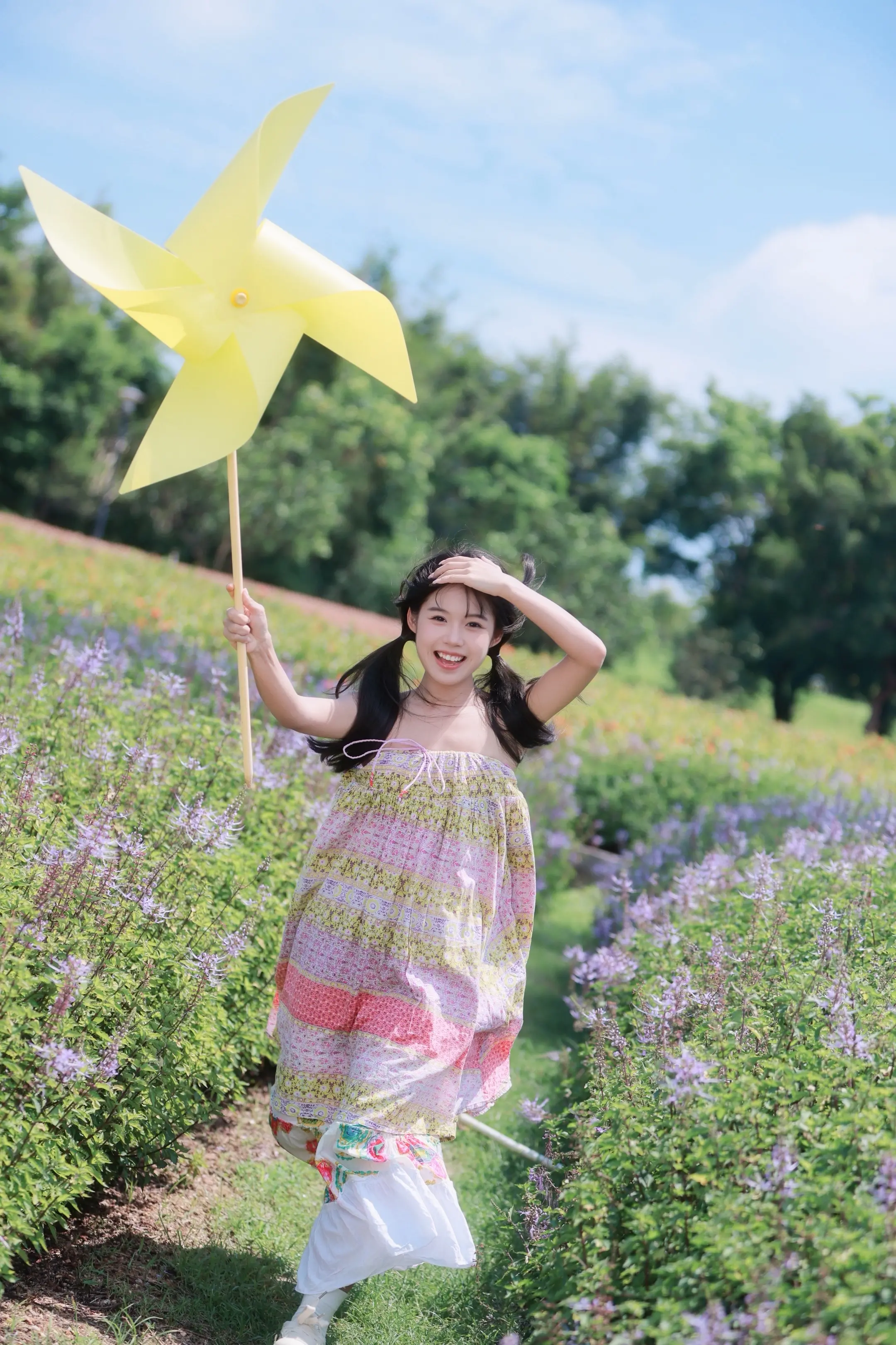 花海拍照教程｜普通人也能拍出治愈田园感✨。很多摄影师拍花海容易把人拍进...