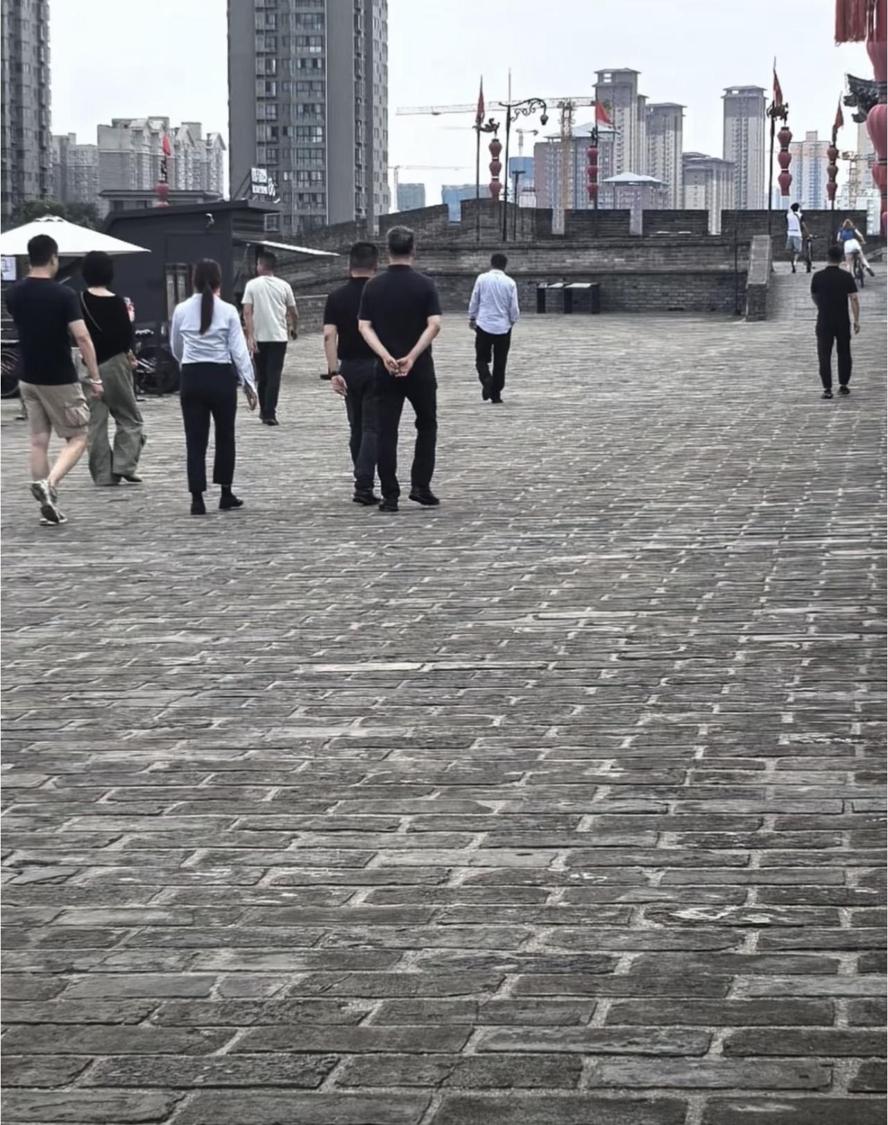 王菲现身西安，早上去明城墙，旁边有领导陪同，难道是要出来工作了？6月26日，
