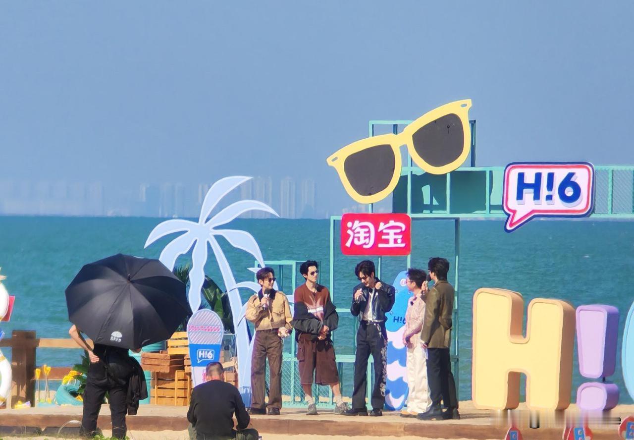 12月30日，《你好星期六》团建花絮，看众人一起把檀健次的腿埋起来，突然想到当