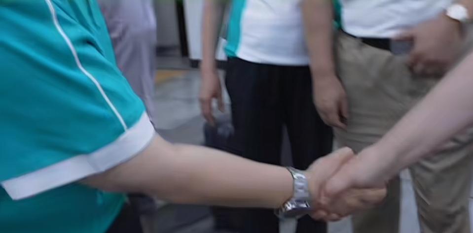 6月28日，韩红哽咽的感谢百人医疗的志愿者一起前往内蒙援助，韩红：感谢各位战友，