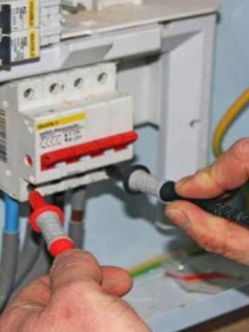 当电工班长，没关系怎么行呢？大刘到公司做了一名普通电工，月薪6500元，这工资