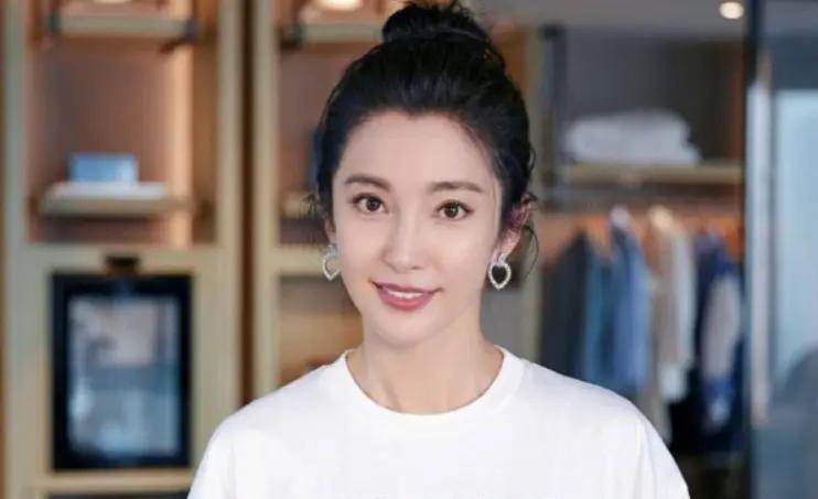 [点赞]2009年，李冰冰开出十万月薪的高价招聘保姆，一个保姆前来应聘，可李冰