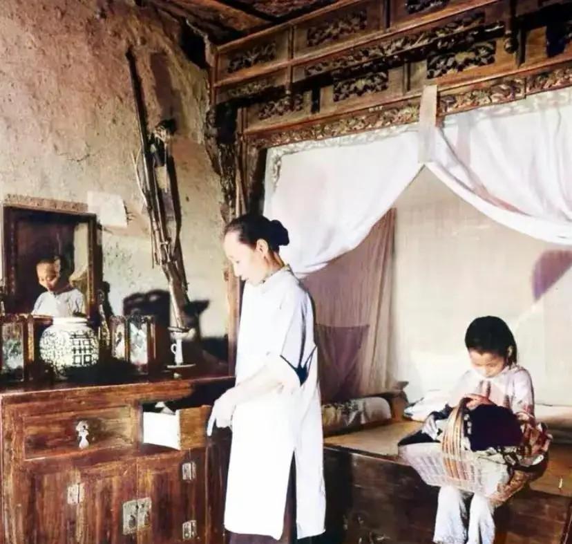1941年，四川龙泉驿一名女子，正在闺房里整理物品，女儿擓着篮子坐在床上。而墙上