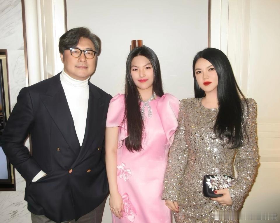 李湘王岳伦一家在哈尔滨！王诗龄比妈妈还高，小姑娘穿着粉红礼服，披着头发，打扮得像