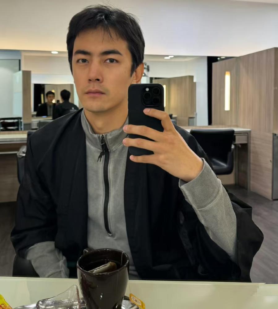 纪凌尘真栽了，他试戏成功，导演一听他和阚清子的事，当场就把人给换了。你以为只