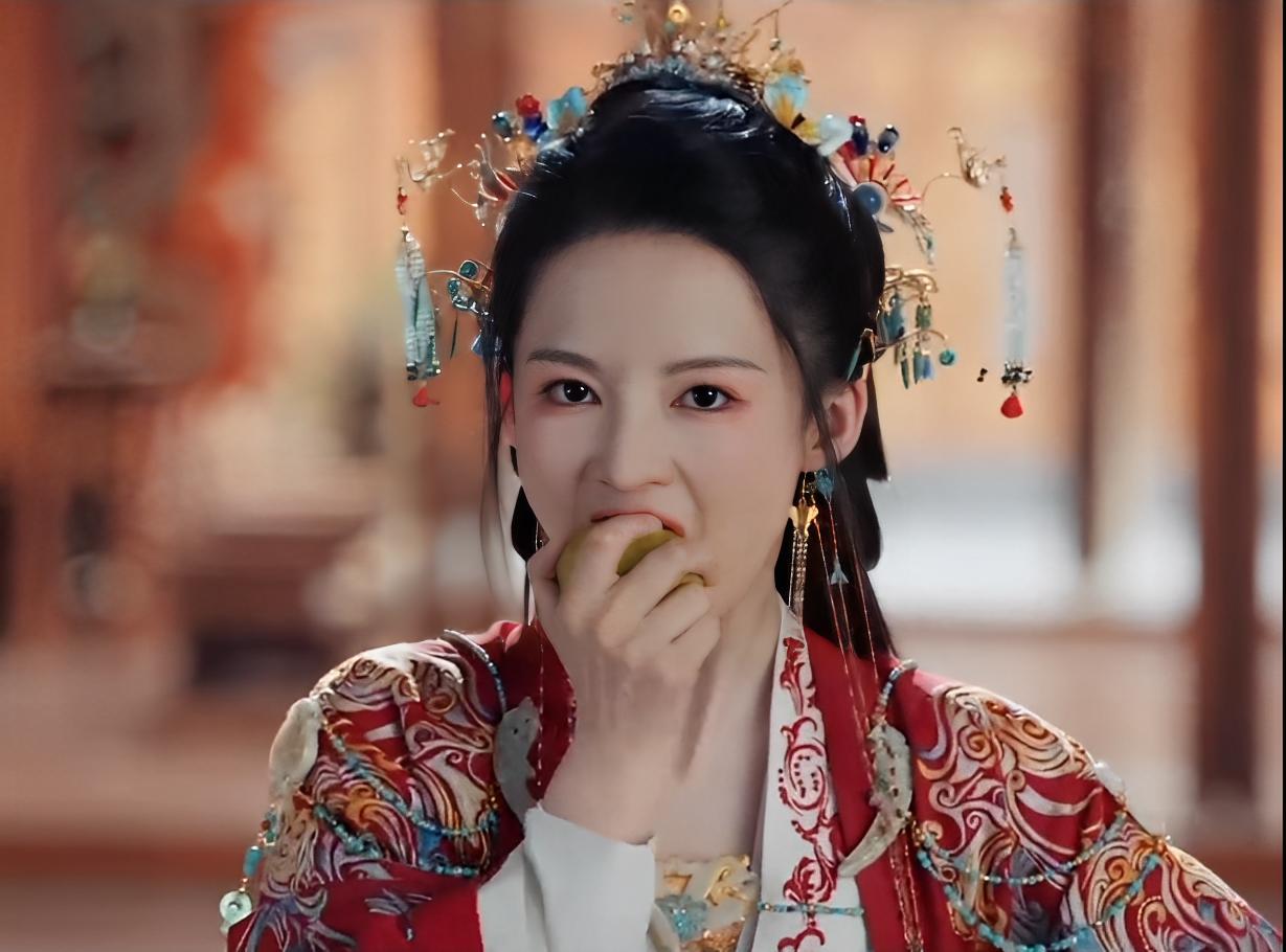 李沁这波操作直接把娱乐圈通讯录摇出火星子了！出道17年从没主动“麻烦人”