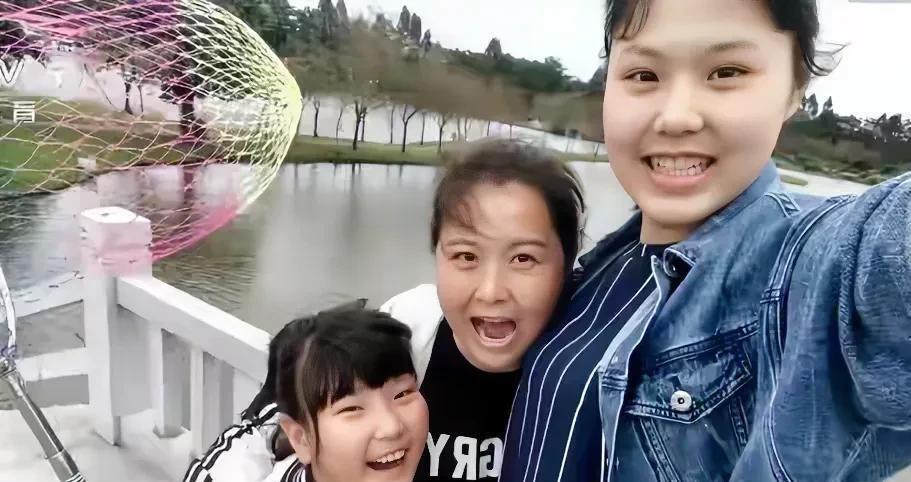 李月汝和李玉乾这对姐妹花在篮球领域的表现差距有点大。在U16女篮亚洲杯首秀上，差