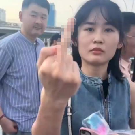 24年，香港女子在马来西亚怒骂内地游客“中国狗，滚回中国！”，该视频曝光后，评论