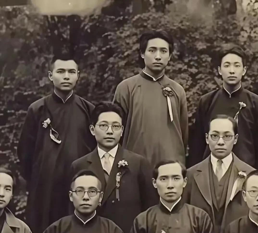 谁能一眼认出这张照片上，后排那位英姿勃发，气宇轩昂，帅气逼人的年轻人是谁？19