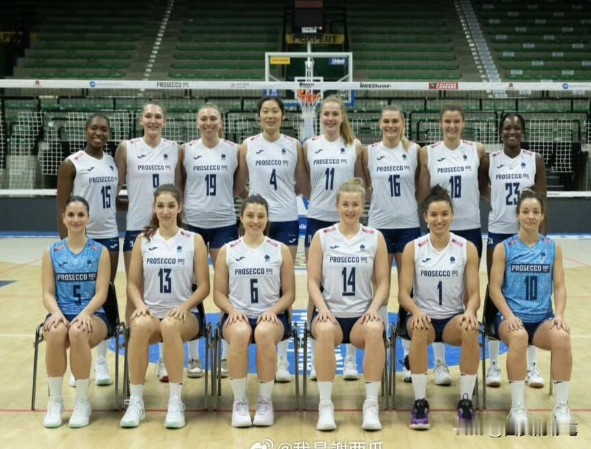 朱婷合影新照片越看越好看[呲牙笑]朱婷和团队训练完，被安排拍大合照，这次朱婷与哈