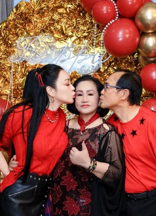 钟丽缇78岁母亲生日照曝光，皮肤紧致、身姿挺拔的她与女儿同框如姐妹，父亲身板