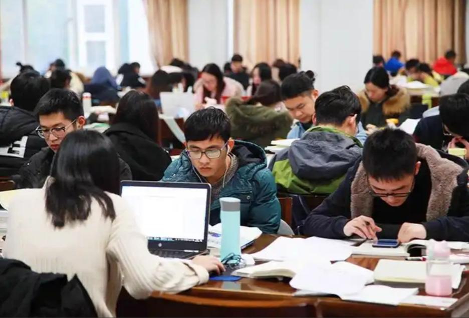 考公的人越来越多，考公培训机构为啥反而亏惨了？ 不得不说，现在考公的人是真多