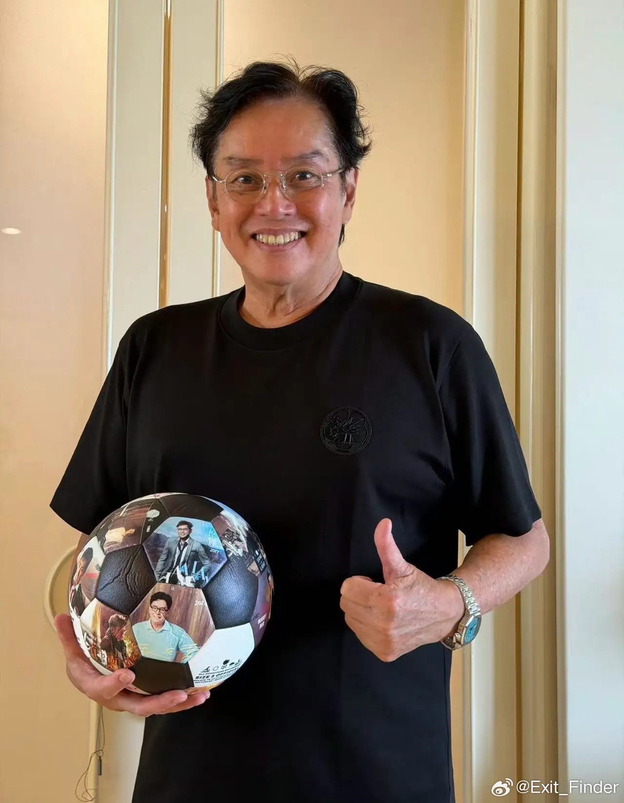 74岁谭咏麟激动发文！10月12日，远在意大利的谭咏麟激动发文，他追了四年的偶像