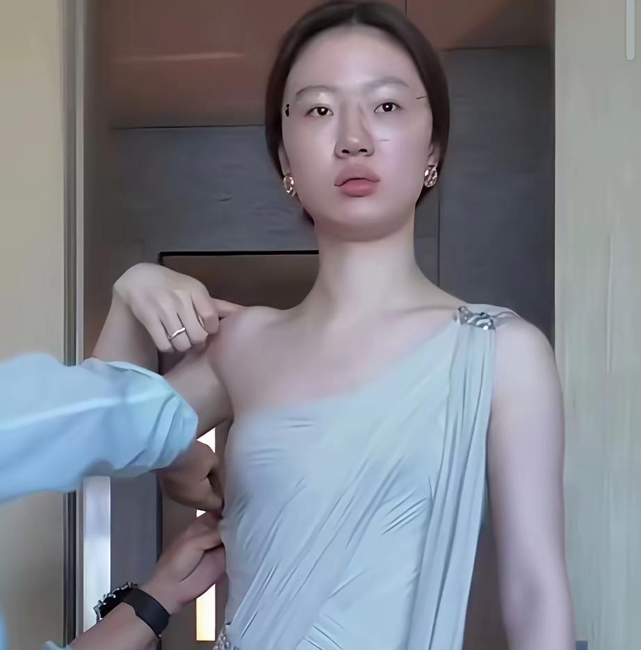 现在的化妆术真是惊人，妥妥的化腐朽为神奇。看看妆前的单依纯跟路人甲没什么区别，甚