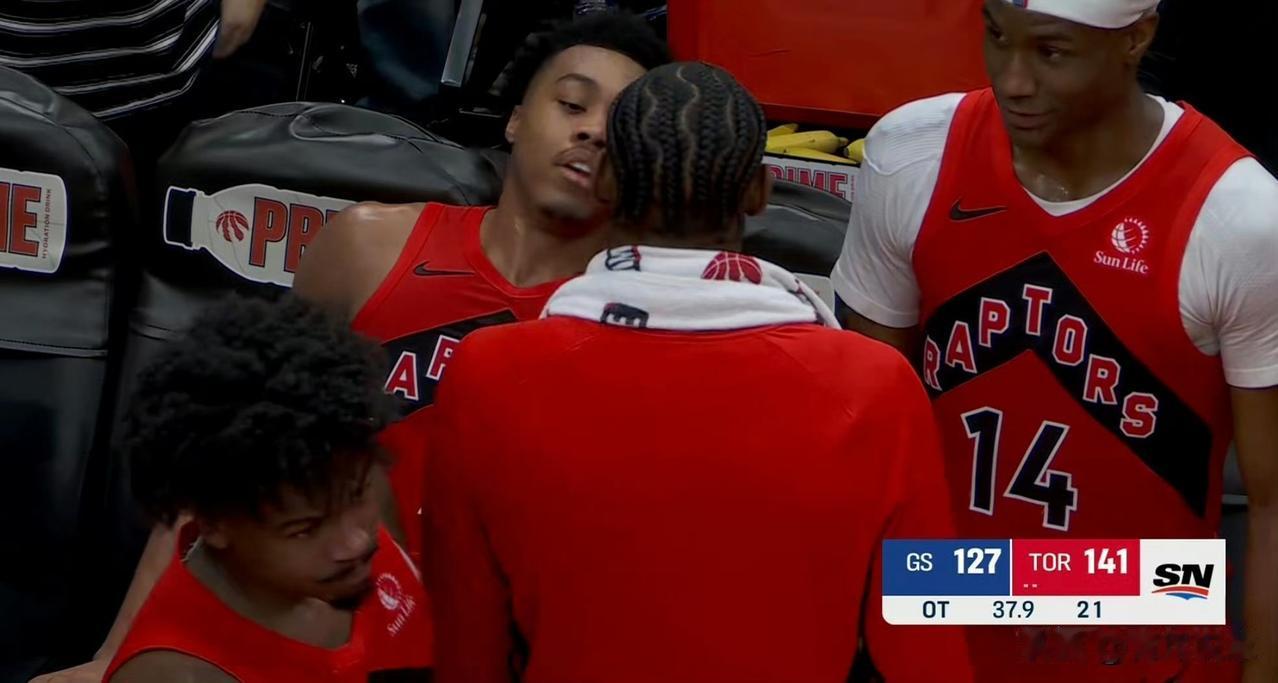 直接瘫倒！真给巴恩斯累坏了！今天，主场作战的猛龙队以141-127逆转战胜勇