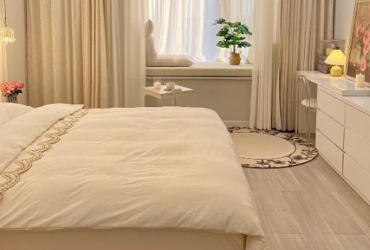 我家装修那会儿，三室一厅。主卧我和媳妇住，次卧留给孩子，还有一间朝北的小书房，只