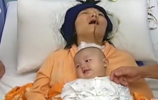 🌞2008年，广西一女子因为怀孕成了植物人，为了救她，丈夫忍痛选择放弃孩子