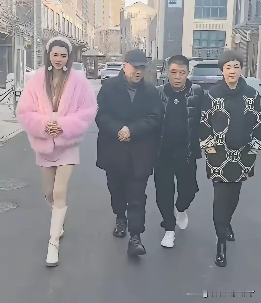 杨议又开山门收徒了……收的是网红“天津依姐”。杨议自己的的事儿还没整明白呢，