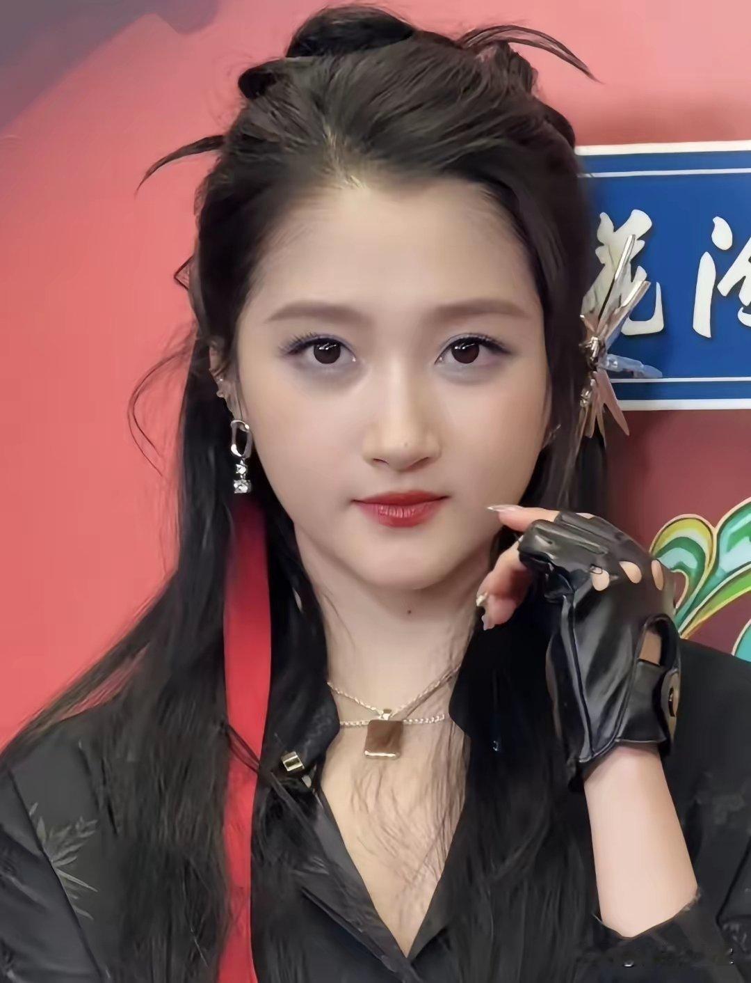 之前沈腾说关晓彤爱喝酒，我还不信，但现在看关晓彤浮肿的状态，我觉得沈腾估计不是开