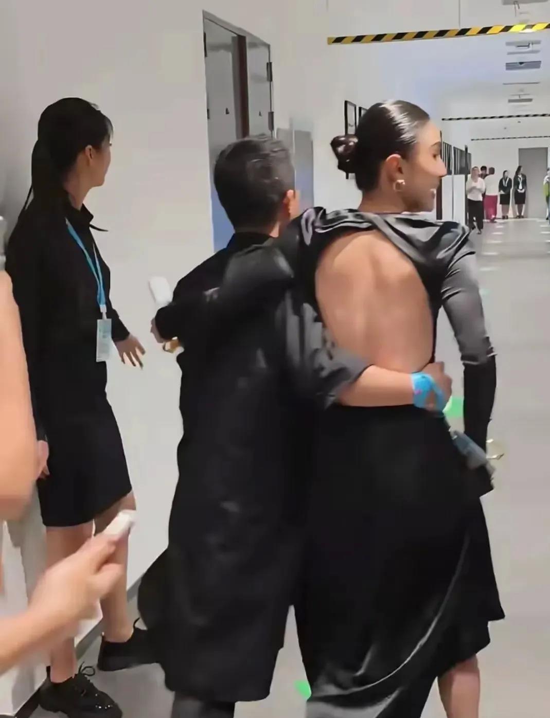 宋佳拿奖后搂着小七岁老公被拍，网友吵翻天问怎么找的他宋佳前阵子拿奖那事儿，网上