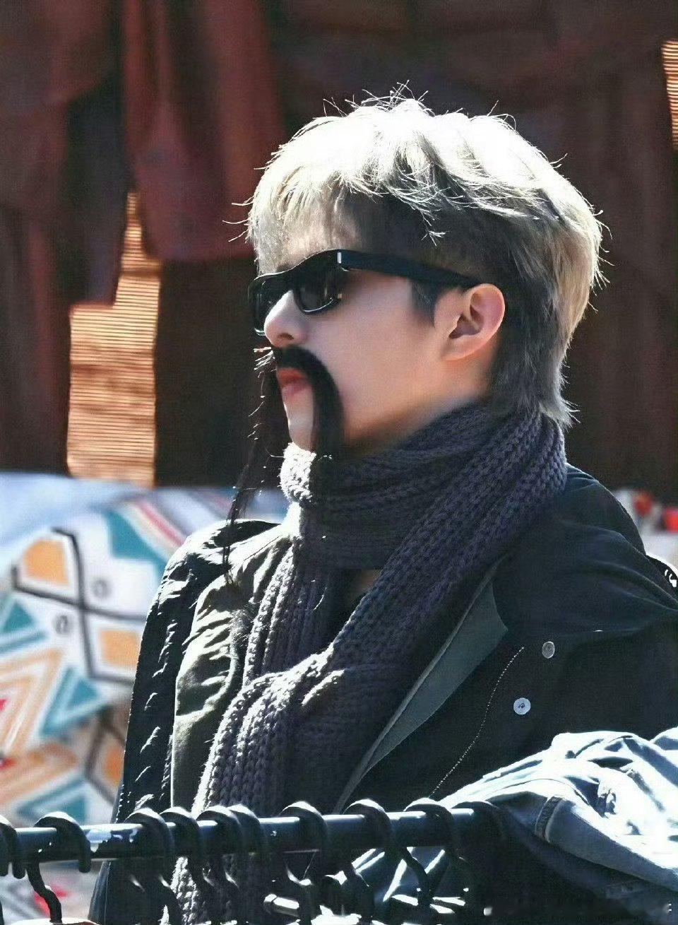 刘耀文宇宙闪烁请注意路透，怎么变成爷爷了哈哈哈哈哈哈哈好可爱的耀文啊！变小老头