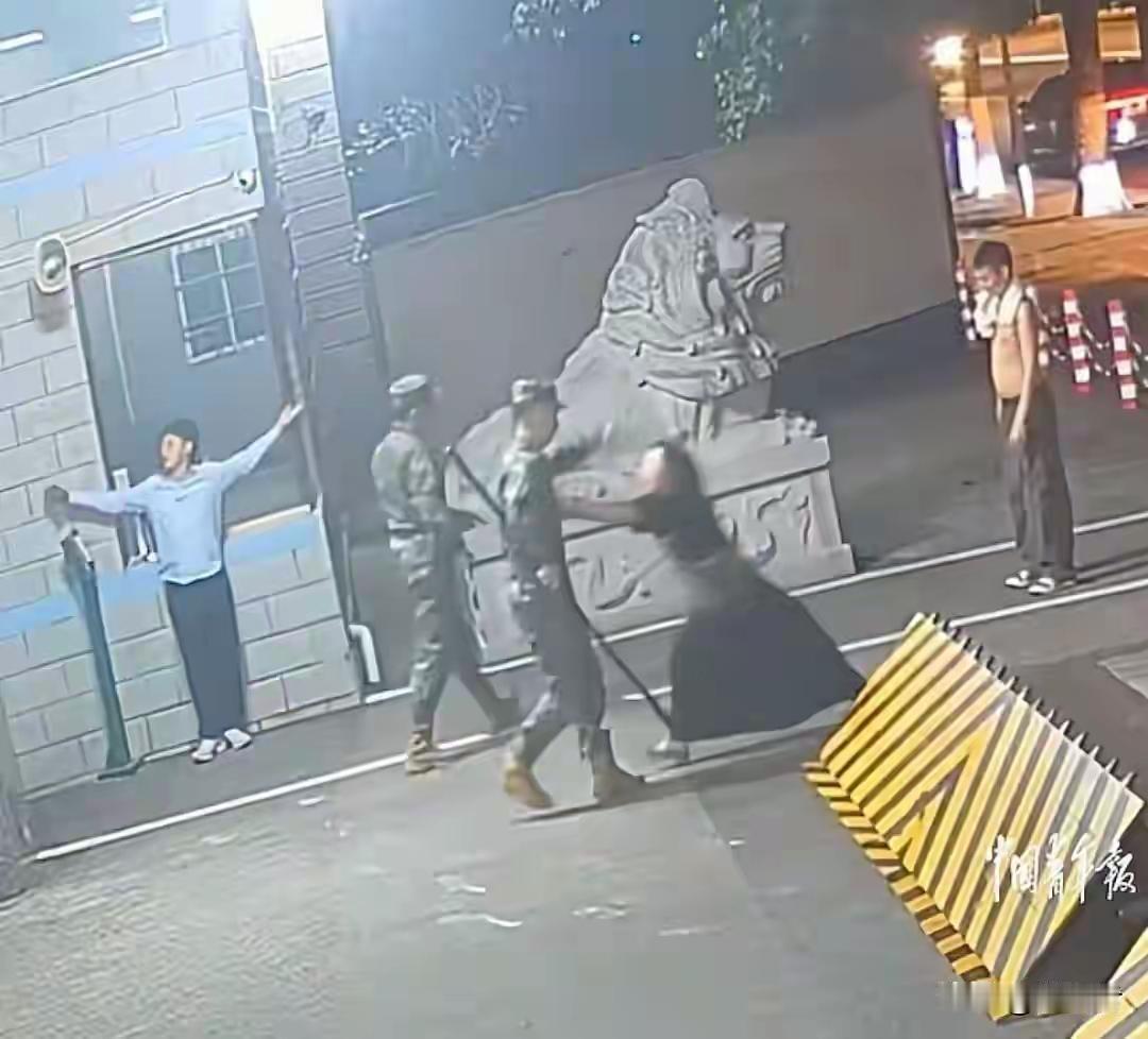 坦率的说，敢于挑战执勤军警的，我听说过的，女士多一些，因为女士更感性一些吗，容易