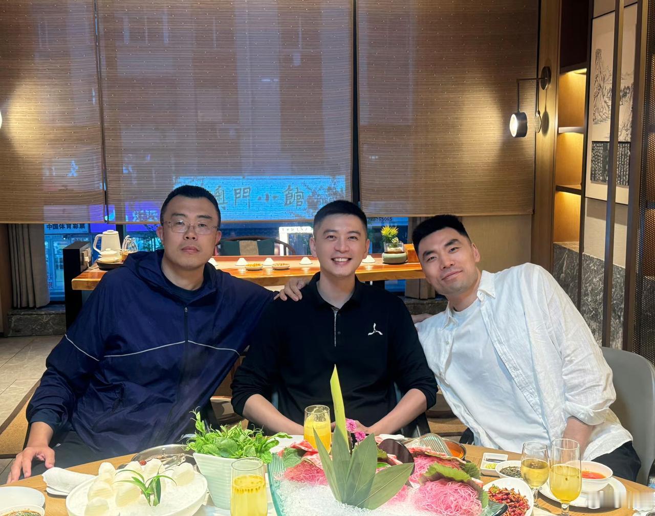 杨鸣发文，向并肩作战20多年的兄弟致敬，并感慨一个时代结束了。5月5日，杨鸣